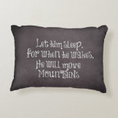 彼が目覚めた時に彼を寝かせなさい引用文 アクセントクッション (裏面)