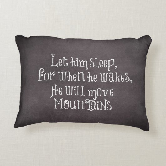 彼が目覚めた時に彼を寝かせなさい引用文 アクセントクッション (裏面)
