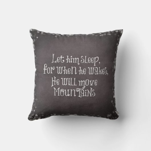 彼が眠って、彼は山々を移動するベビー引用文 クッション (裏面)