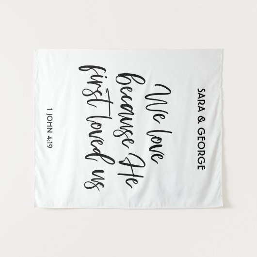 彼が私たちの看板を最初に愛したから私たち結婚は大好き タペストリー (正面(横))