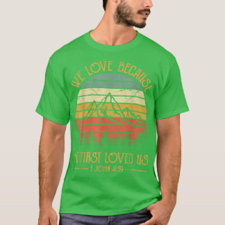 彼が私たちをキリスト教で初めて愛してくれたから、私たちは愛している Tシャツ