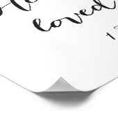 彼が私たちを最初に愛してくれたから私たちは愛している – アートプリント ポスター (角)