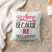 彼が私たちを最初に愛してくれたので、私たちが愛するカップルの贈り物 クッション (ブランケット)