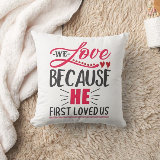 彼が私たちを最初に愛してくれたので、私たちが愛するカップルの贈り物 クッション (ブランケット)