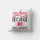 彼が私たちを最初に愛してくれたので、私たちが愛するカップルの贈り物 クッション (正面)