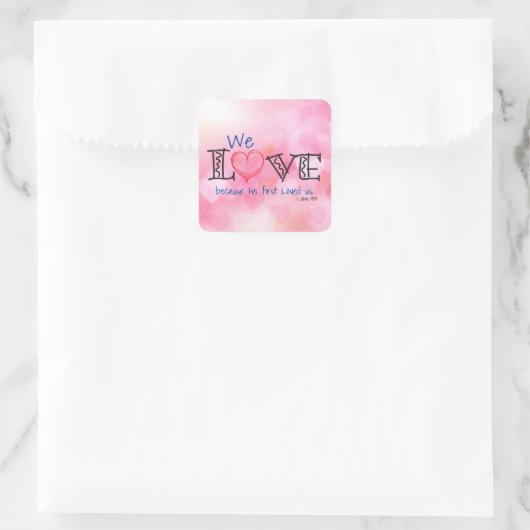 彼が私たちを最初に愛してくれたので、私たちは愛する スクエアシール (バッグ)