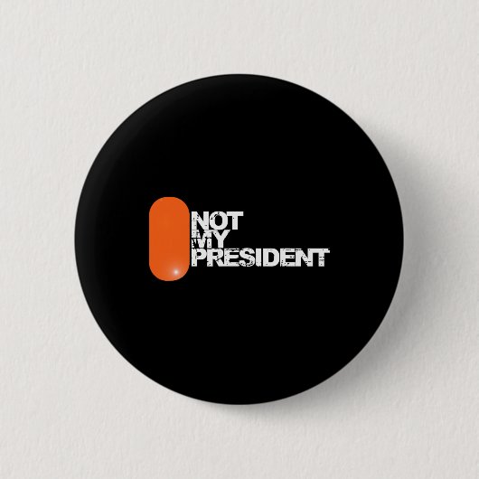彼が私の大統領ではない - トランプ政治に反対 缶バッジ (正面)