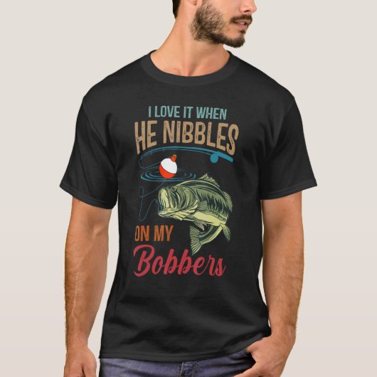 彼が私の浮きをかじるのが好き ウキウキフィッシング Tシャツ (正面)