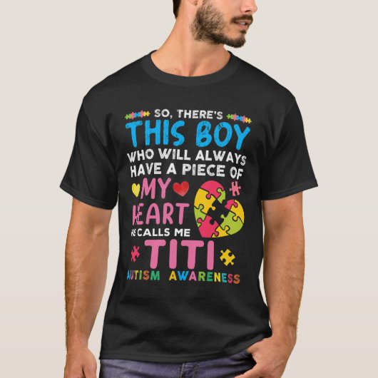 彼が私をティティ自閉症の意識と呼ぶこの少年がいる Tシャツ (正面)