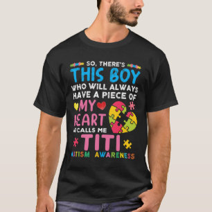彼が私をティティ自閉症の意識と呼ぶこの少年がいる Tシャツ