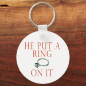 彼が花嫁にリングや輪を着ける キーホルダー (正面)