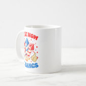 彼が花火を鳴らすのが好き 7月4日 ジョークTシャツ コーヒーマグカップ (正面左)