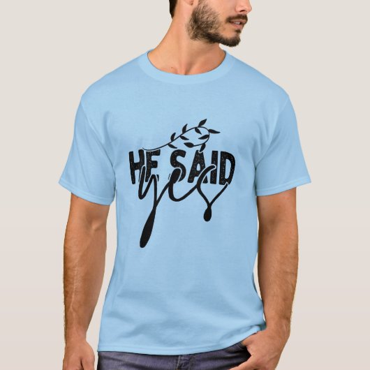 彼がYes婚約Tシャツを言った Tシャツ (正面)