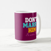 彼と結婚するな、僕と一緒になれ コーヒーマグカップ (正面右)