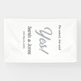 彼にプロポーズされて、彼女はイエスと答えた。婚約。シンプルな銀の指輪。 横断幕