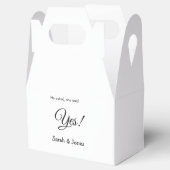 彼に聞かれ、彼女はイエスと答えた。シンプルでミニマルなエンゲージメント フェイバーボックス (オープン)