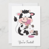 彼のお気に入りのな御馳走が付いているかわいいベビー牛漫画 招待状 (正面)