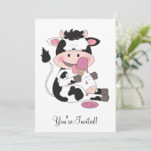 彼のお気に入りのな御馳走が付いているかわいいベビー牛漫画 招待状 (スタンド正面)