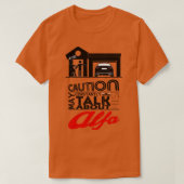 彼のアルファについて絶えず話し続けるかもしれない Tシャツ (デザイン正面)