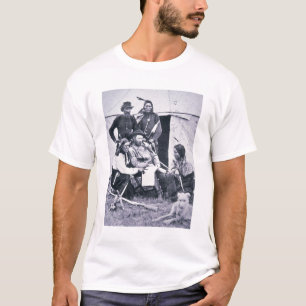 彼のインディアンを持つジョージA. Custer (1839-76年)概要 Tシャツ