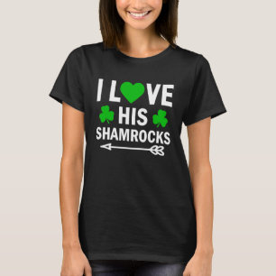彼のシャムロックの聖パトリックの日のカップルが大好き Tシャツ
