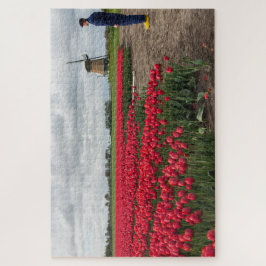 彼のチューリップおよび風車を点検している農家 ジグソーパズル