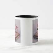 彼のテーブルのベンジャミン・フランクリンのモデル マグカップ (中央)