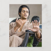 彼のマニキュアを称賛する人 ポストカード (正面)