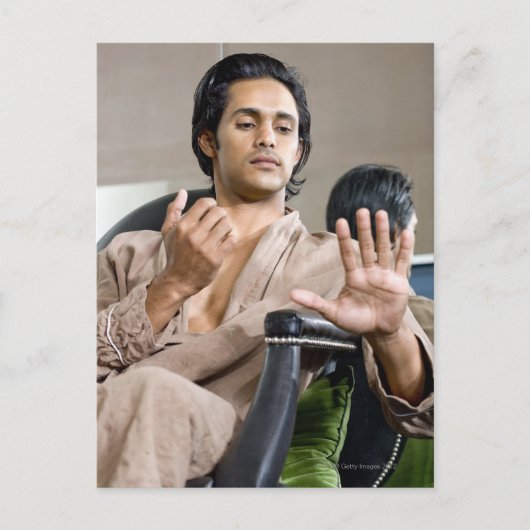 彼のマニキュアを称賛する人 ポストカード (正面)