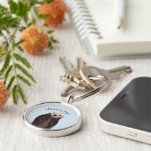 彼の保持する池に立っているかわいいカワウソ顔 キーホルダー (側面)