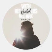 彼の傷で私たちは癒されるステッカーだ ラウンドシール (正面)