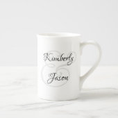 彼の名前と彼女の名前のスクリプト、ブラック＆グレー ボーンチャイナマグカップ (右)