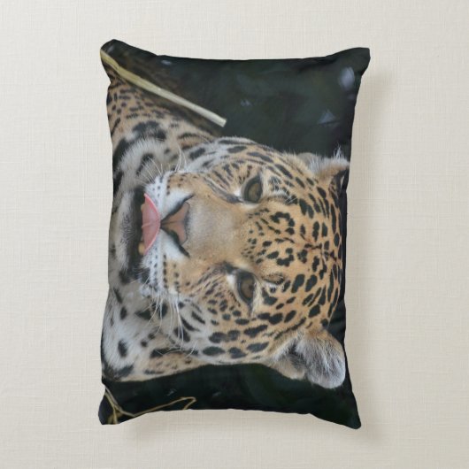 彼の唇を舐めているジャガー アクセントクッション (裏面(縦))