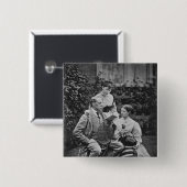 彼の娘の2のチャールズ・ディケンズ 缶バッジ (正面&裏面)