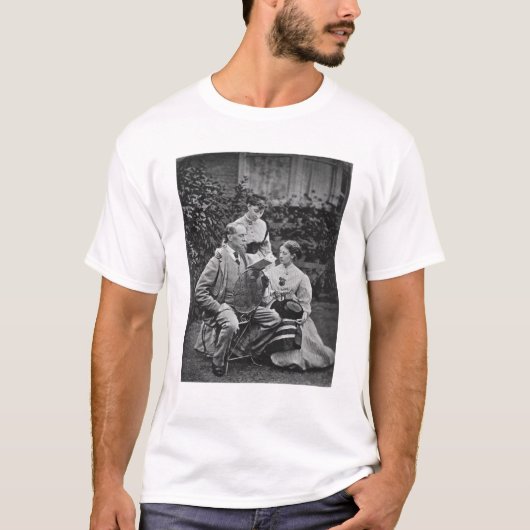 彼の娘の2のチャールズ・ディケンズ Tシャツ (正面)