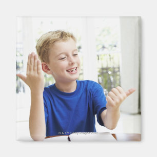 彼の完了するために彼の指で数えている男の子 マグネット