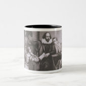彼の家族を持つシェークスピア、Stratfordで、Recitin ツートーンマグカップ (中央)