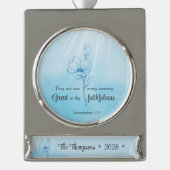 彼の性癖は毎朝新しい聖句である シルバープレートバナーオーナメント (正面)