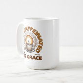 彼の恵みによって完全にカフェインされた – エペソ2:8 コーヒーマグカップ (正面左)