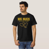 彼の抱擁はすべてを解決する Tシャツ (正面フル)