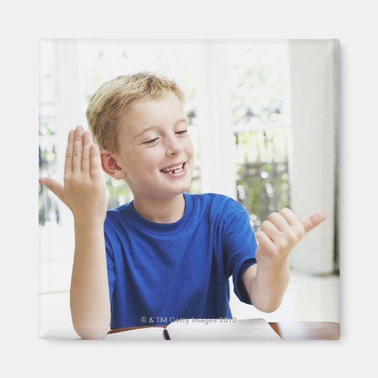 彼の指を完成させるために彼の指を数える少年 マグネット (正面)