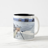 彼の武器を調整している米国海軍 ツートーンマグカップ (正面右)