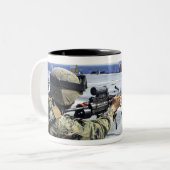 彼の武器を調整している米国海軍 ツートーンマグカップ (正面左)