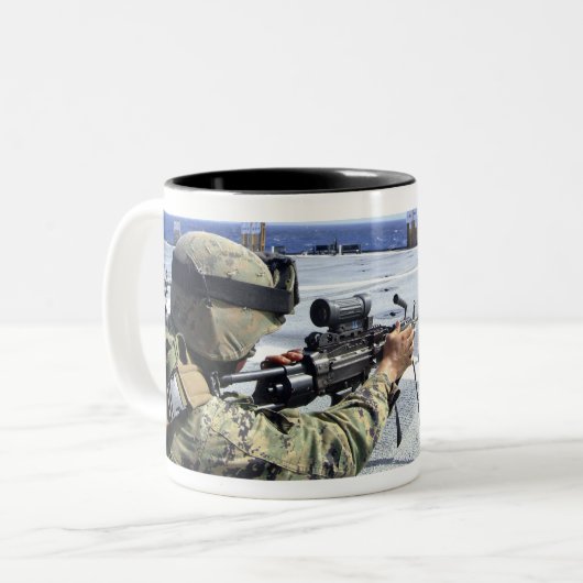 彼の武器を調整している米国海軍 ツートーンマグカップ (正面左)