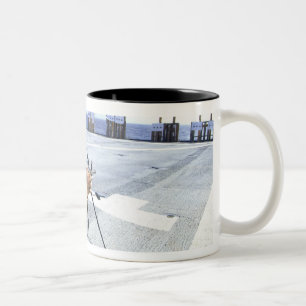 彼の武器を調整している米国海軍 ツートーンマグカップ