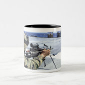 彼の武器を調整している米国海軍 ツートーンマグカップ (中央)