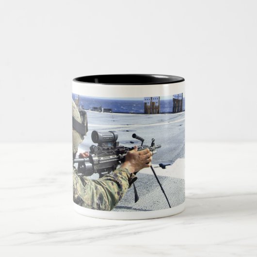 彼の武器を調整している米国海軍 ツートーンマグカップ (中央)