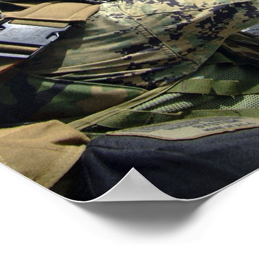 彼の武器を調整している米国海軍 ポスター (角)