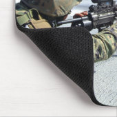 彼の武器を調整している米国海軍 マウスパッド (コーナー)