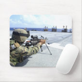 彼の武器を調整している米国海軍 マウスパッド (マウス)